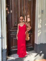 Vestido largo negro de viscosa, con escote en V y tirantes finos.