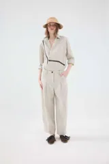 Camisa de lino blanca, de silueta oversize y calce relajado, con mangas largas y detalles de puntillas en la delantera.