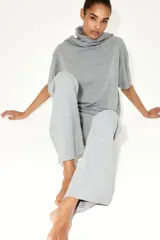 Pantalón gris melange de punto de algodón, con cintura ancha plegable y perneras de corte recto y acabado acampanado.