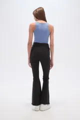 Pantalon de jean estilo oxford de tiro alto, con costuras frontales verticales y ruedo deshilachado.