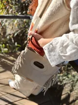 Bandolera color arena, confeccionada 100% en cuero con forro interno de tela.