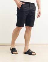 Bermuda color verde con bolsillos laterales y traseros.