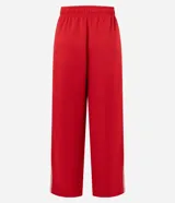 Pantalón deportivo de corte recto y holgado, color negro con rayas blancas laterales. Cuenta con cintura elástica con cordón ajustable, bolsillos laterales y detalle de costura vertical frontal.