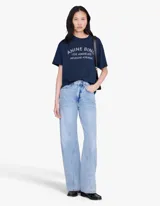Remera oversize de algodón azul marino con efecto lavado, cuello redondo, mangas cortas y estampa frontal con texto en tono claro.
