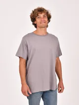 Remera de corte clásico y calce holgado, con cuello redondo y mangas cortas, confeccionada en tejido de algodón liso.