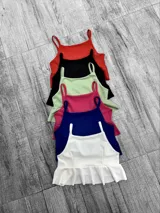 Top corto con tirantes finos y volado en el bajo.