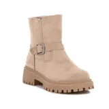Botas cortas color beige con hebilla decorativa y suela track.