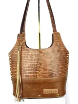 Bolso matero de cuero color marrón con textura tipo piel de cocodrilo en la parte superior y cuero liso en la parte inferior. Tiene dos asas de hombro, cierre superior y detalle de flecos de cuero en un lateral.