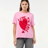 Camiseta de manga corta color rosa con estampado frontal en color rojo que incluye un corazón y la frase Love You Babe.