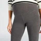 Legging de maternidad gris con cintura alta elástica.