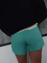 Short celeste de vestir con cintura alta y corte clásico.