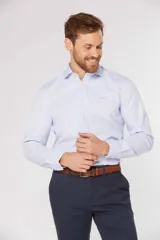 Camisa celeste con rayas verticales blancas, de vestir, con cuello clásico, manga larga, botones personalizados y logo bordado en el pecho.