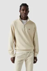 Buzo Levi's de cuello alto con cierre frontal parcial, manga larga y puños elásticos. Presenta un diseño liso en color beige con el logo de la marca bordado en el pecho.