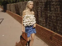 Top strapless con diseño de volados estructurados en capas en la parte frontal, confeccionado en tela brocada con motivos florales en tonos beige y dorados. Cuenta con elástico en la espalda para un ajuste cómodo.