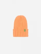 Gorro de lana tejido con punto acanalado, color salmón, con pequeño parche cuadrado con logo en el frente.