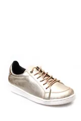 Zapatillas deportivas de cuero, combinando paneles en color blanco y detalles metalizados en tono dorado. Presentan cierre mediante cordones blancos y suela de goma plana.