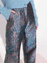 Pantalón sastrero de jacquard con estampado animal print en tonos azul y marrón.