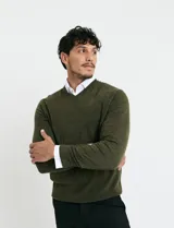 Sweater de punto con escote en V y manga larga, confeccionado en tejido acrílico con textura suave.