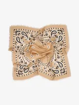 Pañuelo cuadrado negro con estampado paisley en blanco y gris, y bordes deshilachados.