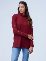 Polera color borgoña de tejido soft con cuello alto y mangas largas con aplique de botones.