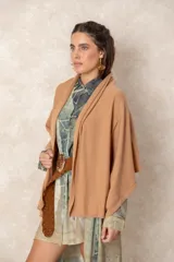Pashmina de tejido suave con diseño asimétrico, cierre lateral con botón y acabado liso en color bordó.
