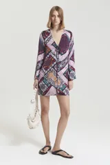 Vestido corto con estampado geométrico multicolor, escote en V con lazo y mangas largas acampanadas.