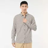 Camisa de manga larga con estampado de cuadros en tonos beige y marrón, confeccionada en franela de algodón. Presenta cuello clásico, cierre frontal con botones y un bolsillo en el pecho.