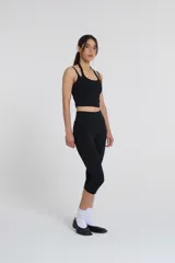 Top largo negro con doble agarre y doble capa de tela.