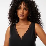 Blusa negra sin mangas con escote en V y detalle de encaje.