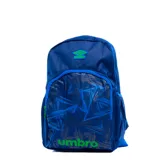 Mochila Umbro modelo Lumi, color azul con estampado gráfico geométrico en el bolsillo frontal. Cuenta con logo de la marca en verde en la parte superior e inferior, cierre principal y bolsillo frontal con cierre.