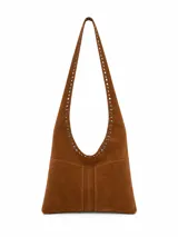 Cartera tipo hobo de gamuza color marrón, con diseño de corte triangular y detalle de tachas metálicas a lo largo de toda la correa y el borde superior.