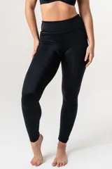 Calza deportiva de tiro alto con cintura ancha reforzada, confeccionada en tejido elástico con tecnología LYCRA® XTRA LIFE™.