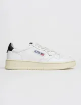 Zapatillas deportivas Autry Medalist Low Man, color blanco, con detalles en negro en el talón y logo lateral con la bandera de EE. UU. Tienen suela de goma color crema.