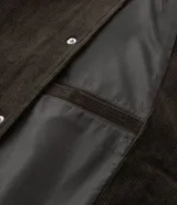 Campera bomber masculina de terciopelo cotelé color beige, con cuello redondo, mangas largas, cierre frontal de botones forrados, bolsillos laterales y terminaciones de elástico en puños y cintura.