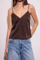 Blusa de satén color marrón con escote en V, tirantes finos y detalle de puntilla bordada en el escote.