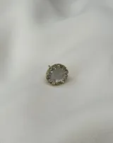 Caravana de resina color lila con strass plateado alrededor, de 1cm de diámetro. Se vende por unidad.