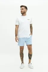 Short de baño con estampado floral en tonos azules, cintura elástica con cordón ajustable, bolsillos laterales y bolsillo trasero.