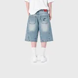 Bermuda baggy de denim color celeste con lavado claro, diseño de corte holgado, bolsillos traseros amplios y detalle de estrella bordada con la inscripción 'Venefo'.