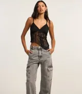 Pantalón de jean de corte recto y tiro alto, con bolsillos cargo laterales, trabillas en la cintura y cierre frontal con botón y cremallera.