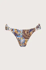 Calzón de bikini con estampado abstracto en tonos marrón, azul y amarillo. Presenta cobertura pequeña y tiras laterales con accesorios metálicos.