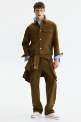 Pantalón cargo de algodón color verde militar, con corte relajado, bolsillos al bies, bolsillos traseros y bolsillos de parche con solapa en las piernas.