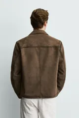 Sobrecamisa de corte regular fit confeccionada en tejido con efecto ante. Presenta cuello solapa, cierre frontal con botones, mangas largas y tres bolsillos frontales de plastrón. Incluye costuras con acabado efecto envejecido.
