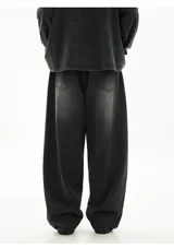 Pantalón de jean azul claro lavado, de corte muy amplio y holgado (baggy fit), con cintura elástica y bolsillos delanteros y traseros.