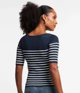 Blusa de punto con textura acanalada, diseño de rayas horizontales en azul marino y blanco, escote barco y manga corta.