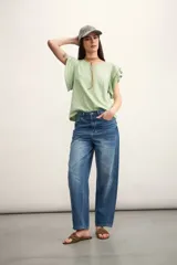 Remera color amarillo pastel con cuello redondo y mangas cortas con volados.