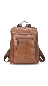 Mochila de diseño rectangular con textura símil cuero efecto cocodrilo en color tostado. Cuenta con un bolsillo frontal con cierre, compartimento principal con doble cierre, correas ajustables y manija superior. Incluye detalles metálicos y placa con logo de la marca.