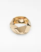 Anillo ancho de metal dorado con diseño geométrico trenzado.