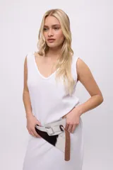 Vestido largo color turquesa, sin mangas y con escote en V. Presenta un detalle de faja asimétrica a rayas rojas y marrones en la cintura.