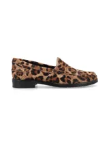 Mocasín de cuero con pelo y estampado animal print de leopardo, con silueta clásica, costuras visibles en el empeine y suela plana de goma con pequeño tacón.