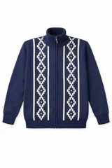 Campera de punto azul marino con cierre frontal y cuello alto. Presenta un diseño de guarda pampa blanco en dos franjas verticales frontales, con terminaciones acanaladas en puños y cintura.